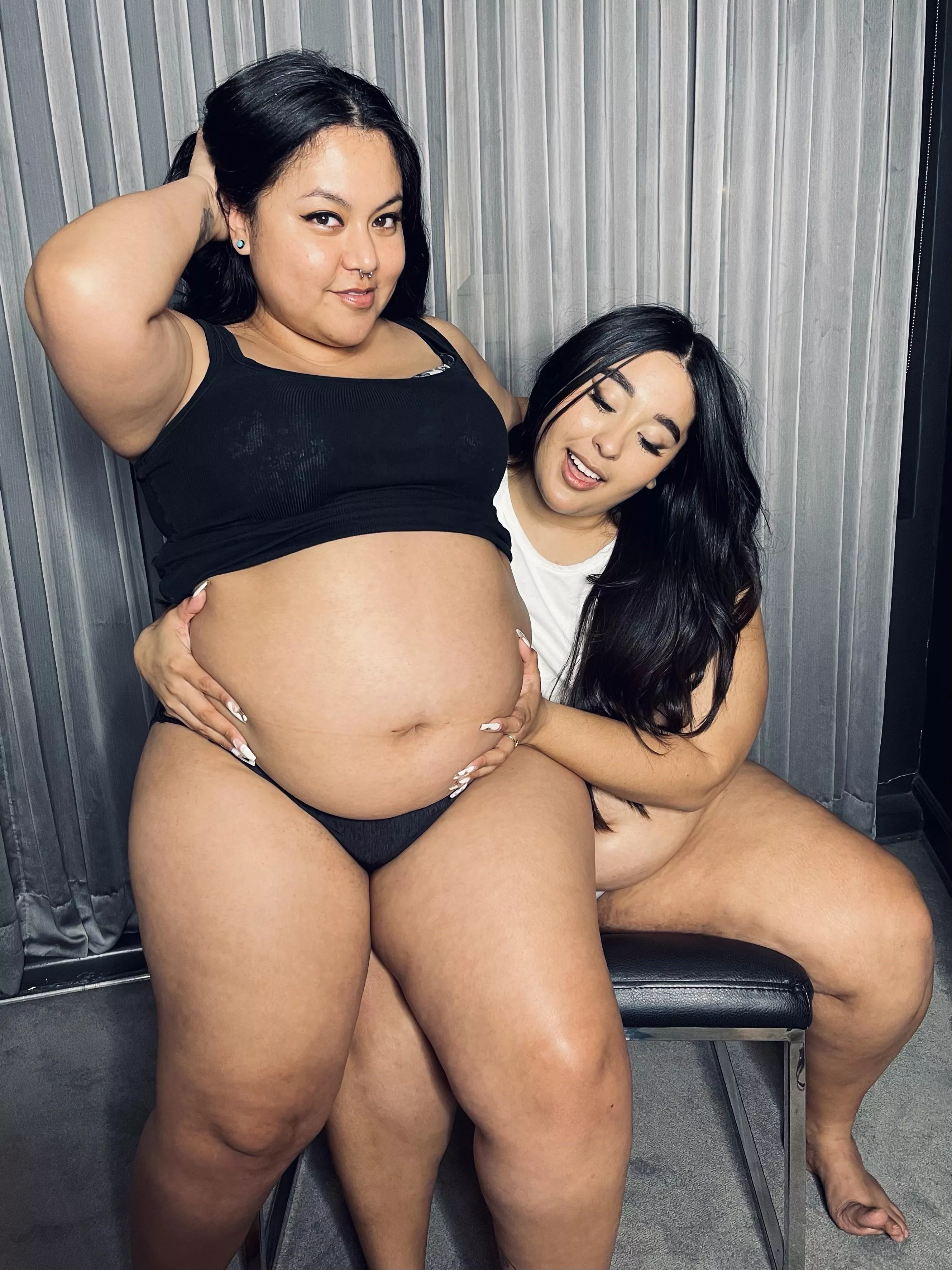 Sometimes you have to help your friends fatten up a little 💕👯‍♀️ posted by Juicextea