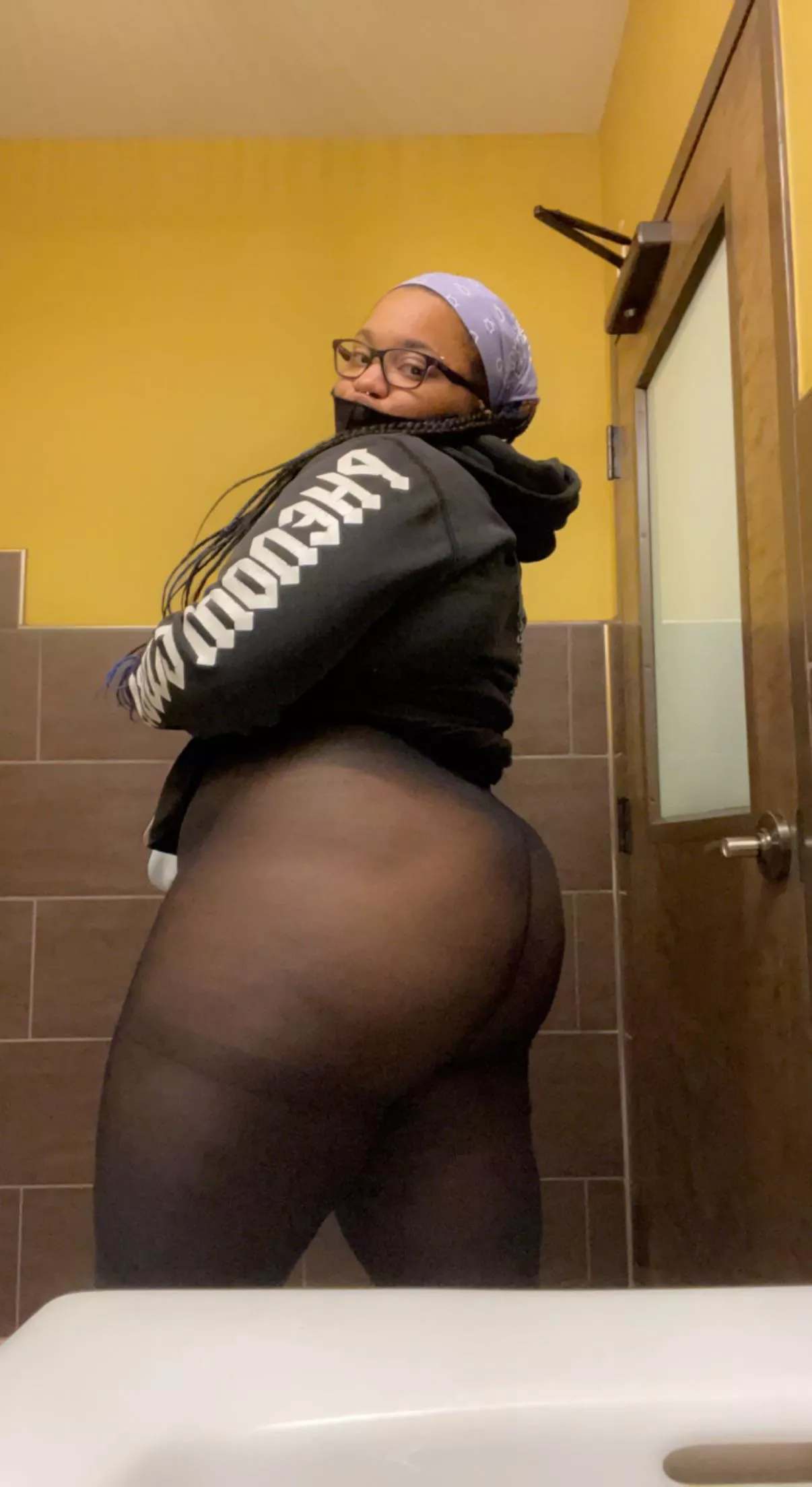 Sometimes you just gotta take booty pics in public restrooms 🤷🏾‍♀️😏😝 posted by GoddessOFchubbz27