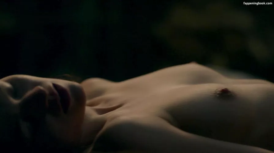 Sophie Skelton by Roarain