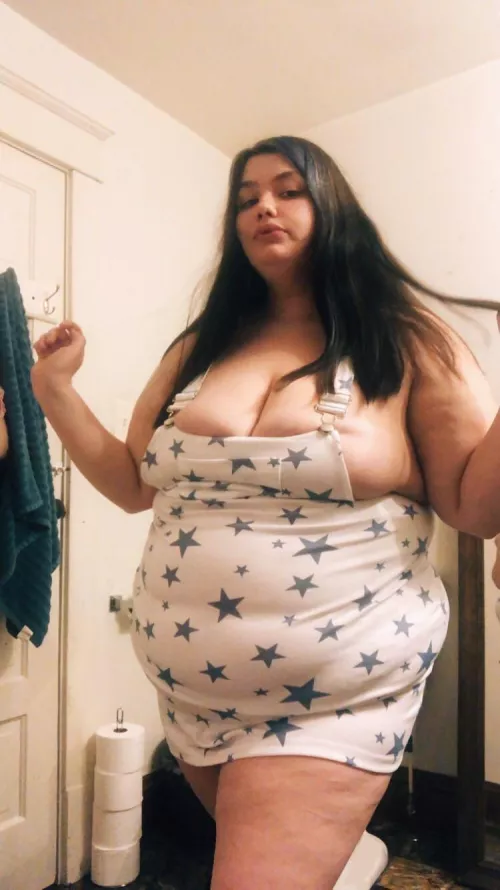 Sorta busting out of this overalls dress, but its definitely cute af 🙈💕 by mamapeachxoxo