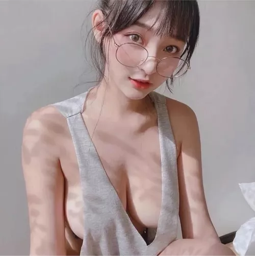 Spectacles and cleavage by angizni