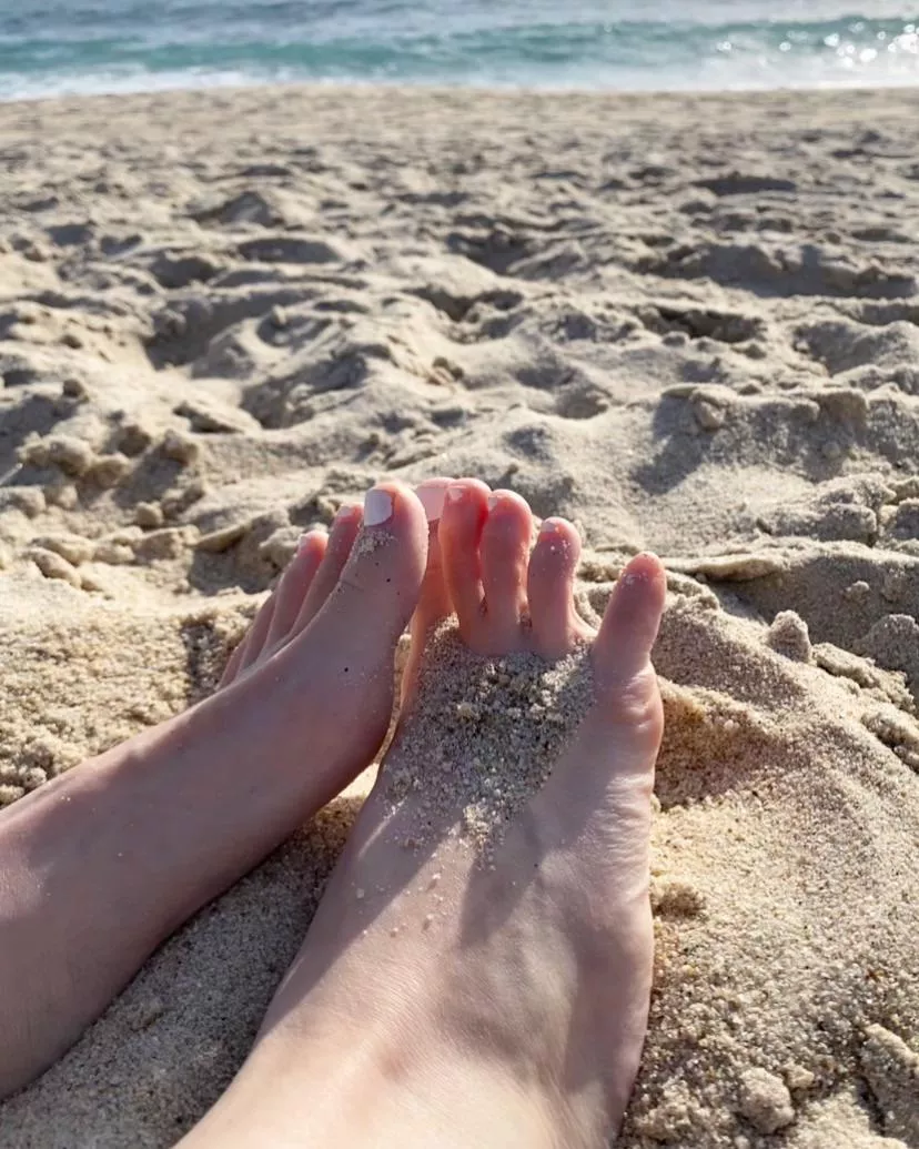 Spread em Sunday 🦶🏻🌊🥵 posted by ItsMissWinter