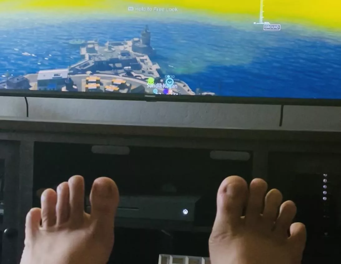 Spreading my gamer toes posted by Harrypotskins1