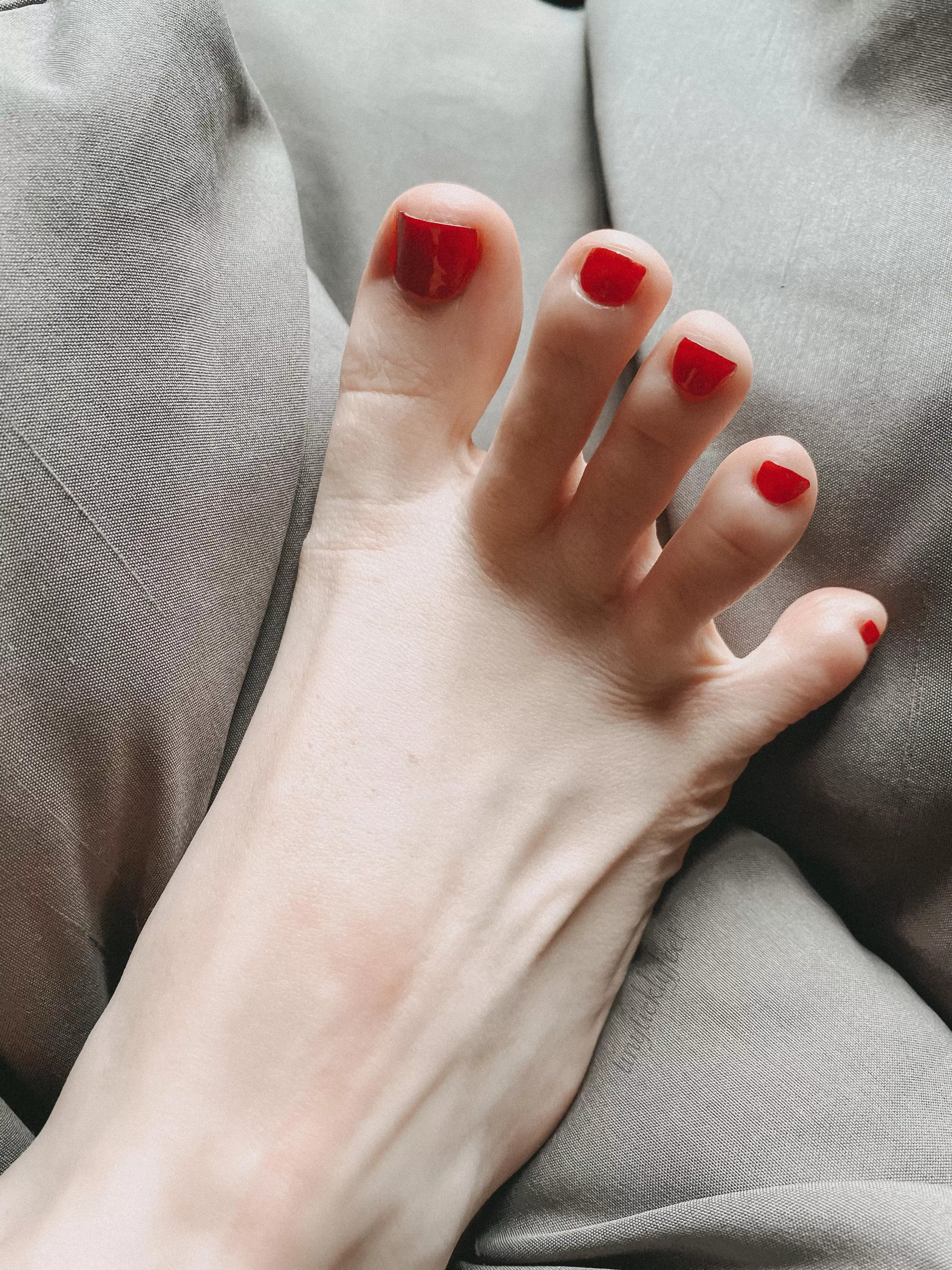 Spreading those toes ❤️ posted by tinyticklyfeet