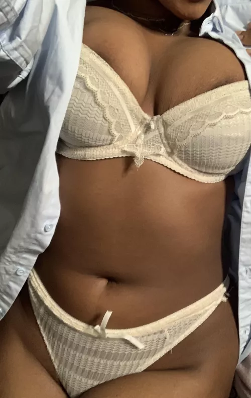 Starting to appreciate my body more🥰 by Aria217