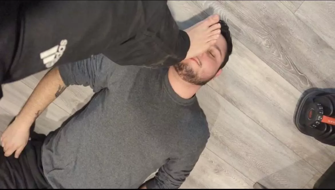 Stepping on my good little submissive boy’s face with my sweaty big feet 😜 posted by KingAtlas34