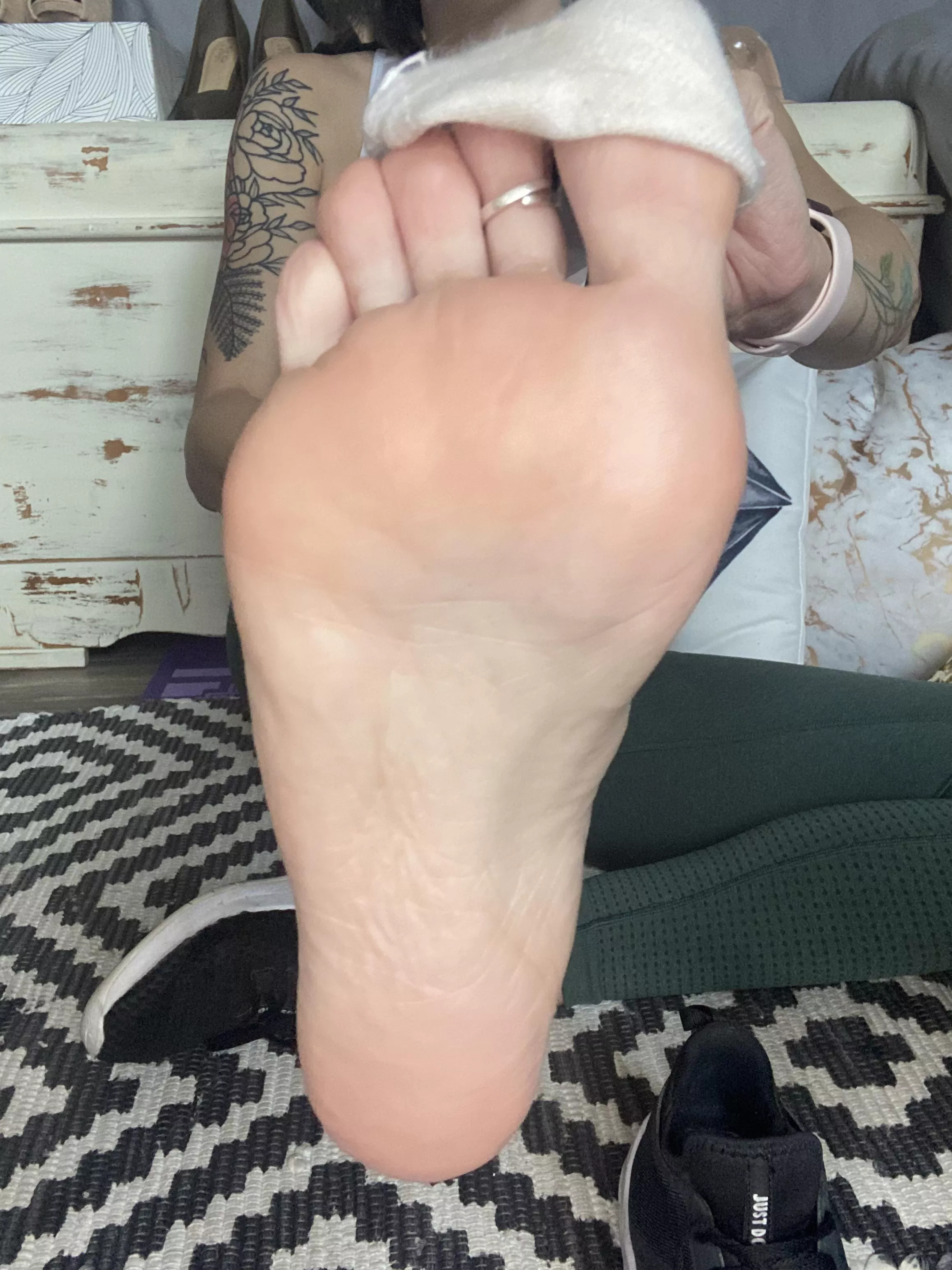 Stinky soft gym feet ready for your face 😍 posted by feetmaze