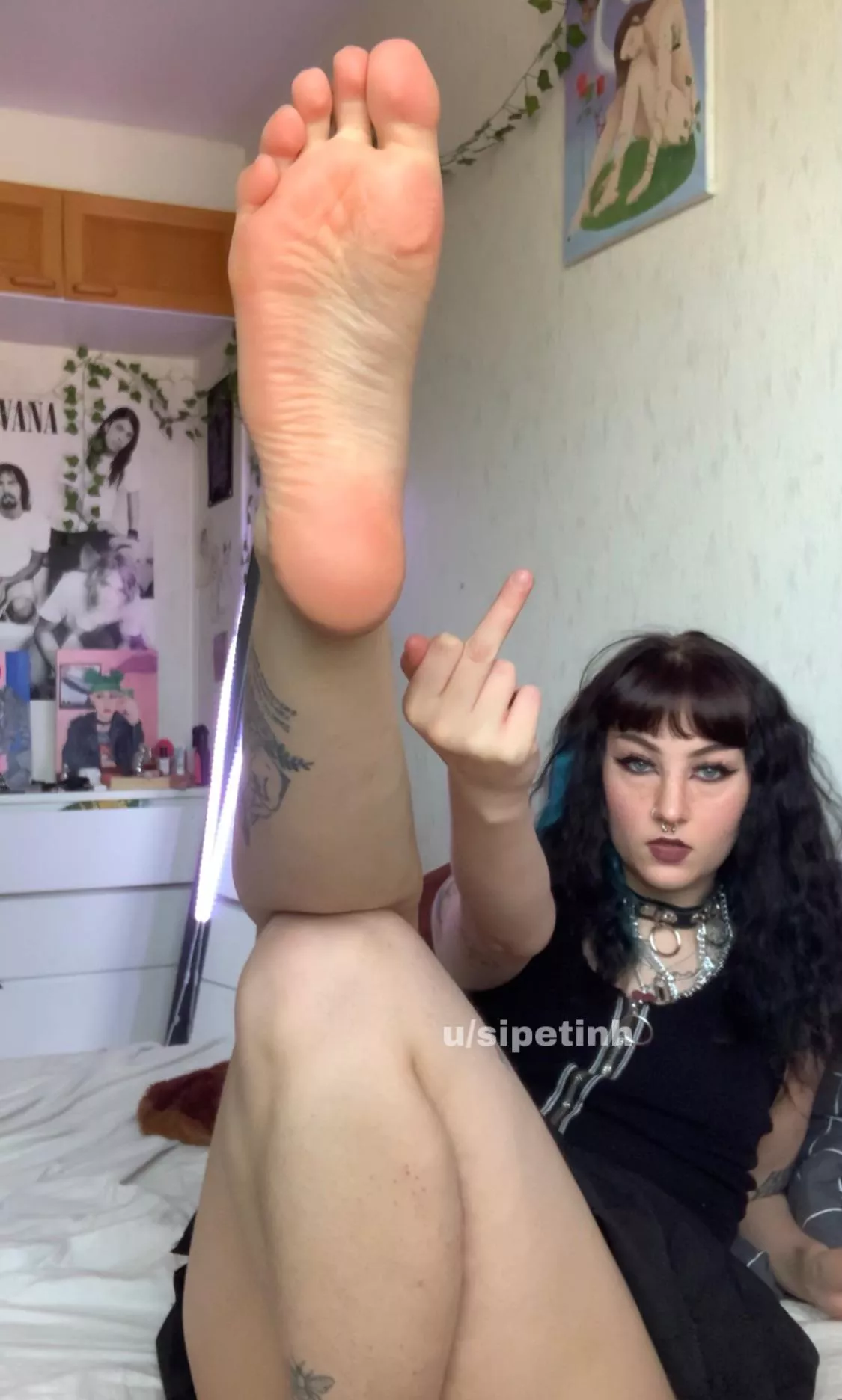 Stop jerking off and come clean these soles posted by sipetinh