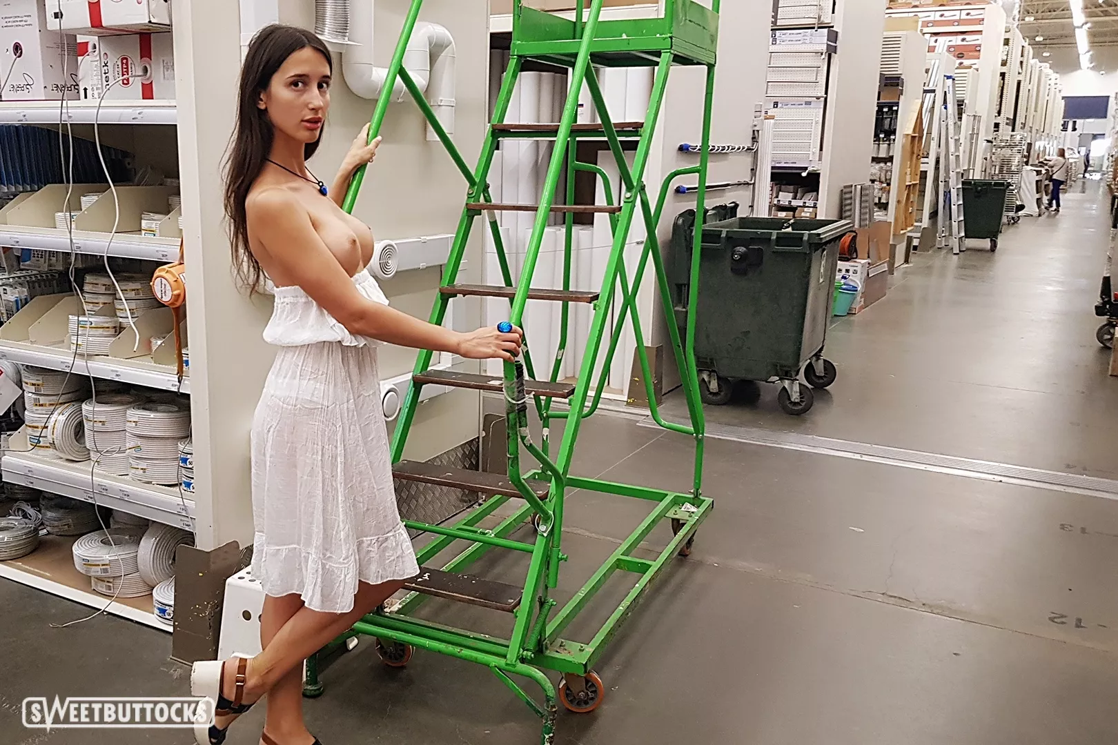 Store flashing! posted by sweetbuttockss