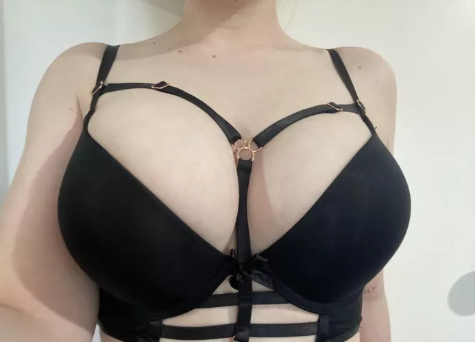 Strappy by AwkwardPeach_00