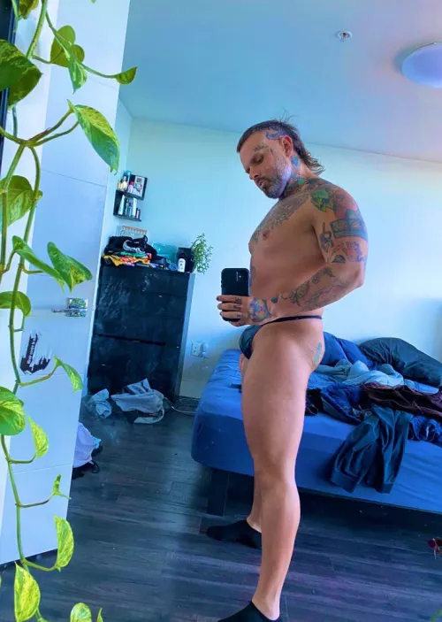 Stringy n shiny by AleisterNorth