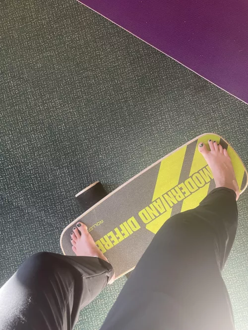 Stuck in a retro hotel for work…exercise those toes… by g8tzer