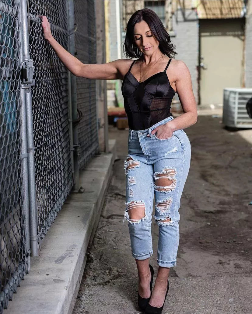 Stunning milf filling out some jeans posted by turtlevision75