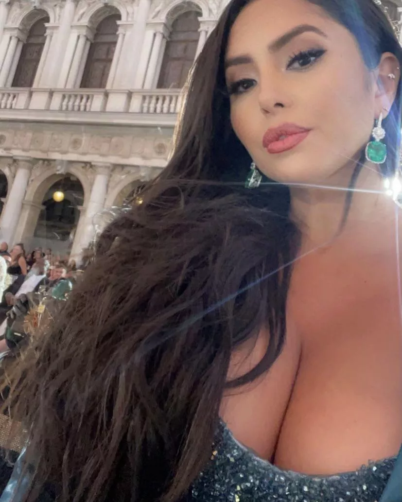 Such a hot milf posted by Aaronsin232