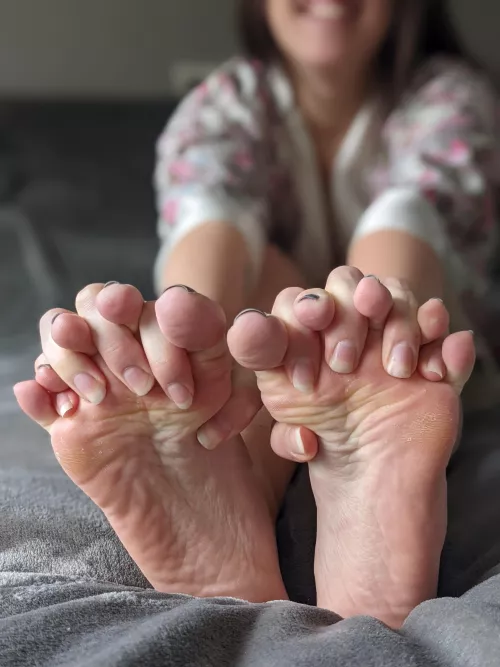 Suck each and every one of my toes by ZazzyZebra