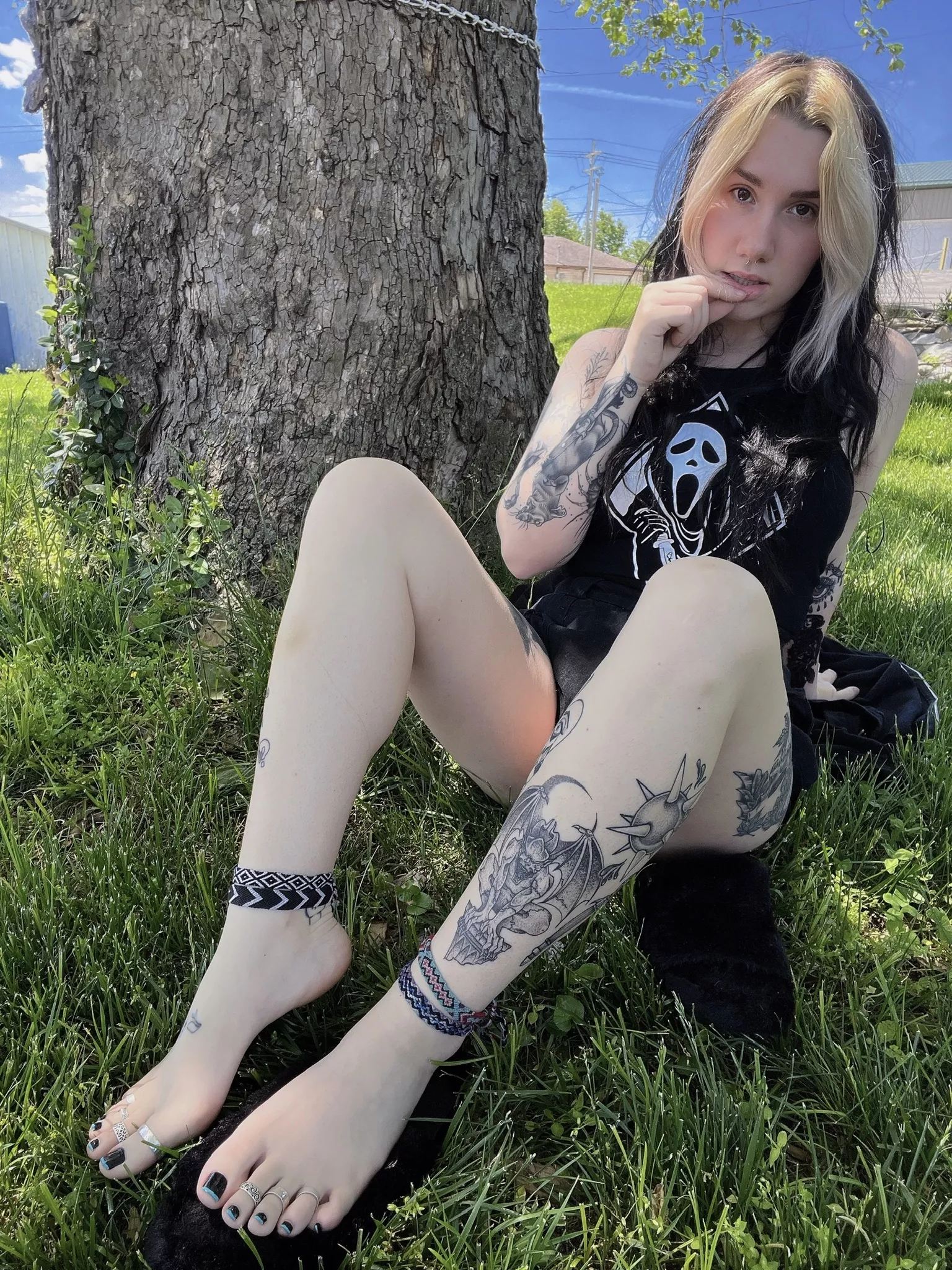 Suck my toes right here right now? posted by lexiegrll