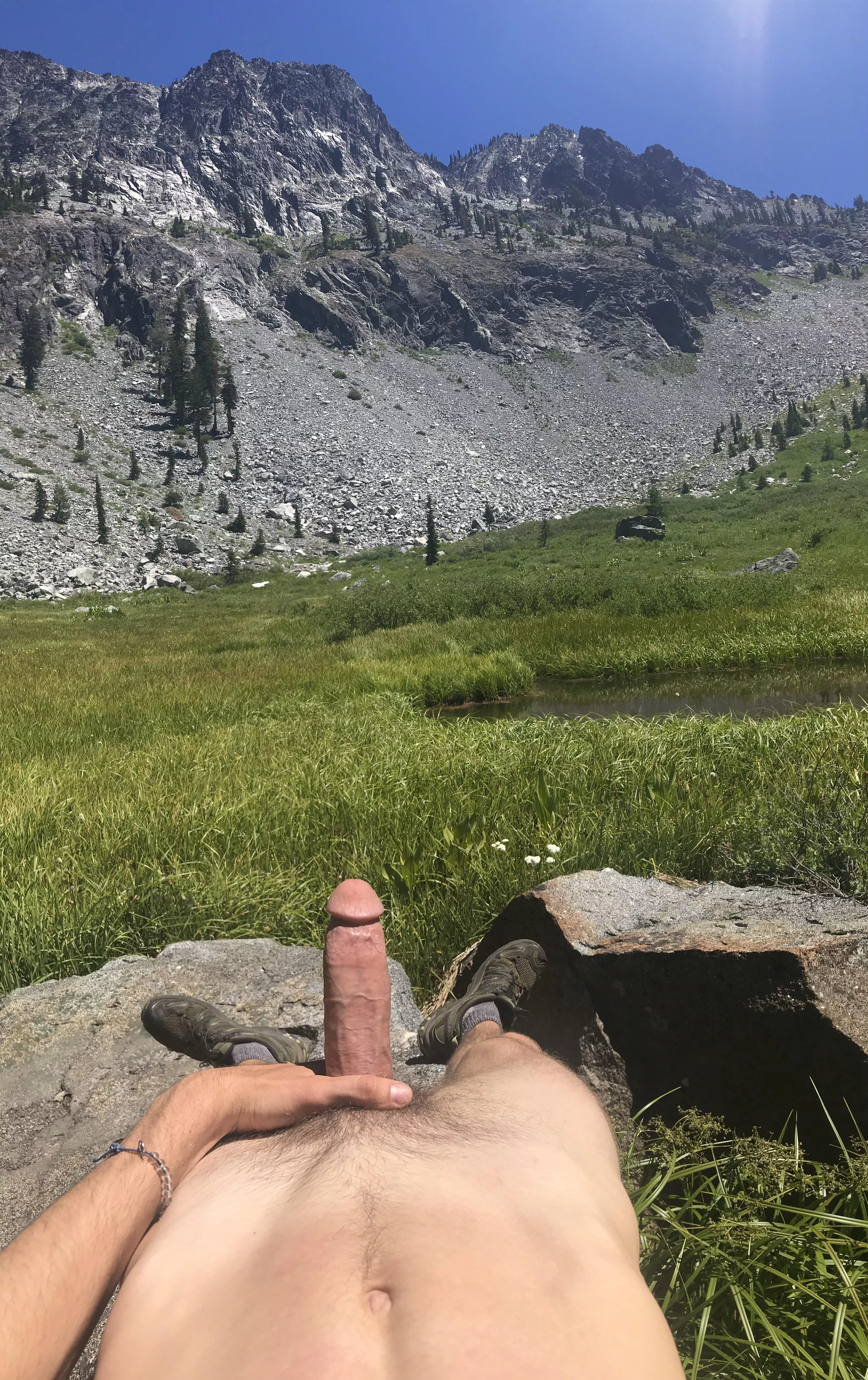 Summertime stiffy 🏔🌲 posted by kainsthename