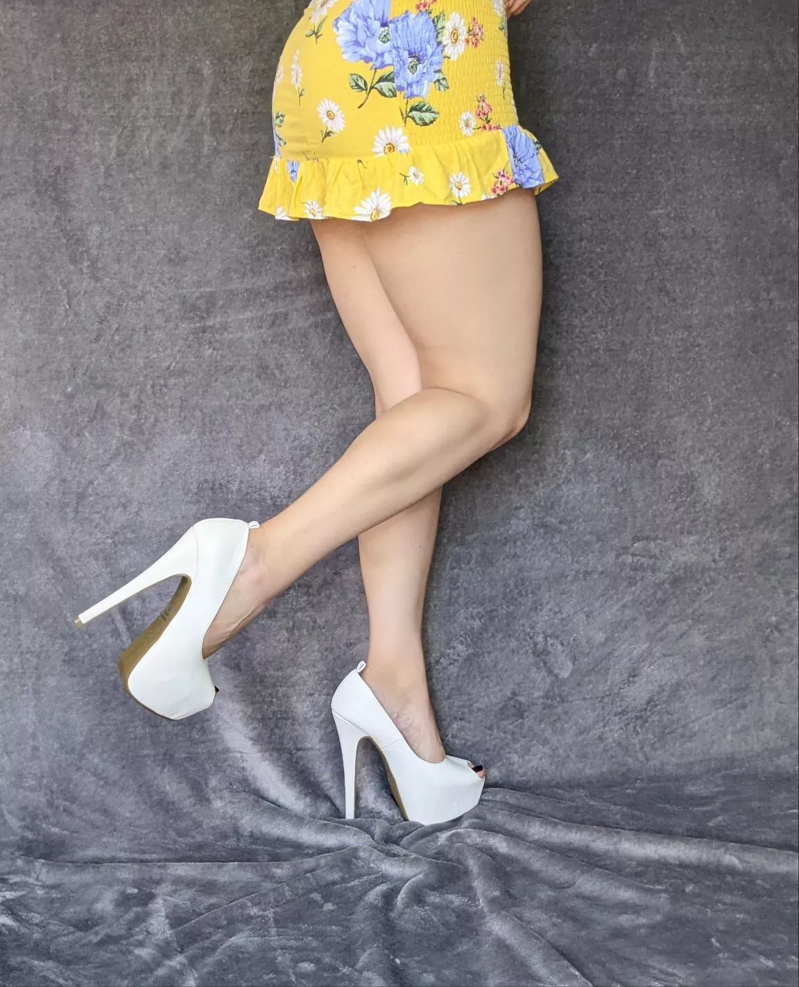 Sun dresses always brighten the day 💛 posted by HaileeHeelz