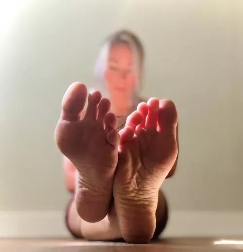 Sun rays N’ feet ;) by Flexi_luv