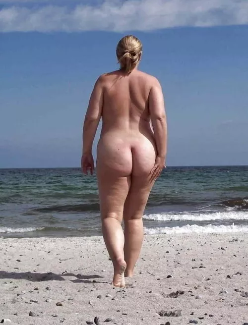 Sun, sand, surf and enough ass to curl your toes by slipdisinu