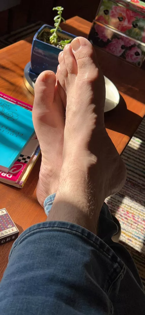 sun warmed toes on this sunny #footfriday by sendfleurs11
