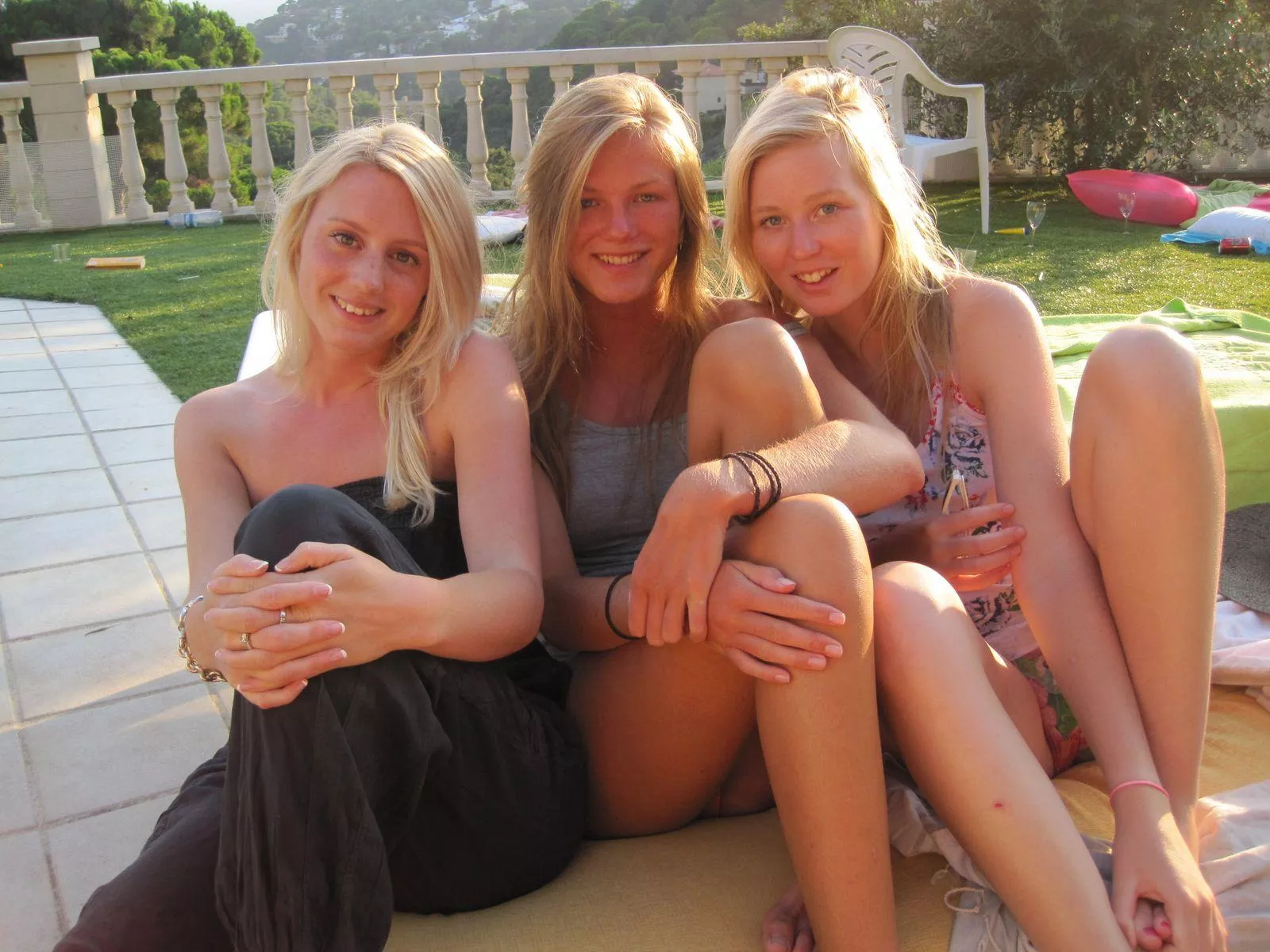 Sunburnt blondes posted by CaptainCreepjob