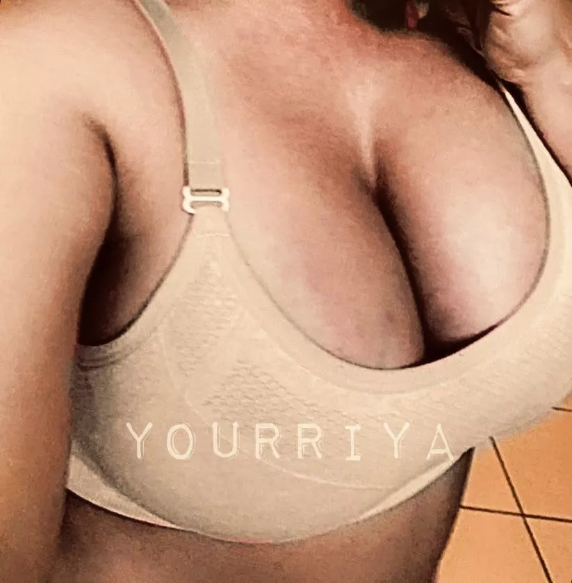 Sunday is picture day [F] , wearing extra tight for the pushed up look😅😅 posted by YourRiya