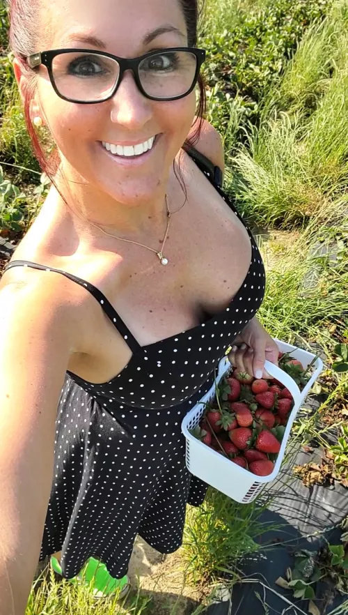 Sunday 🍓 Picking! The fresh ones are always juicy! [50F] by MILFMONIEMANDYMAJORS