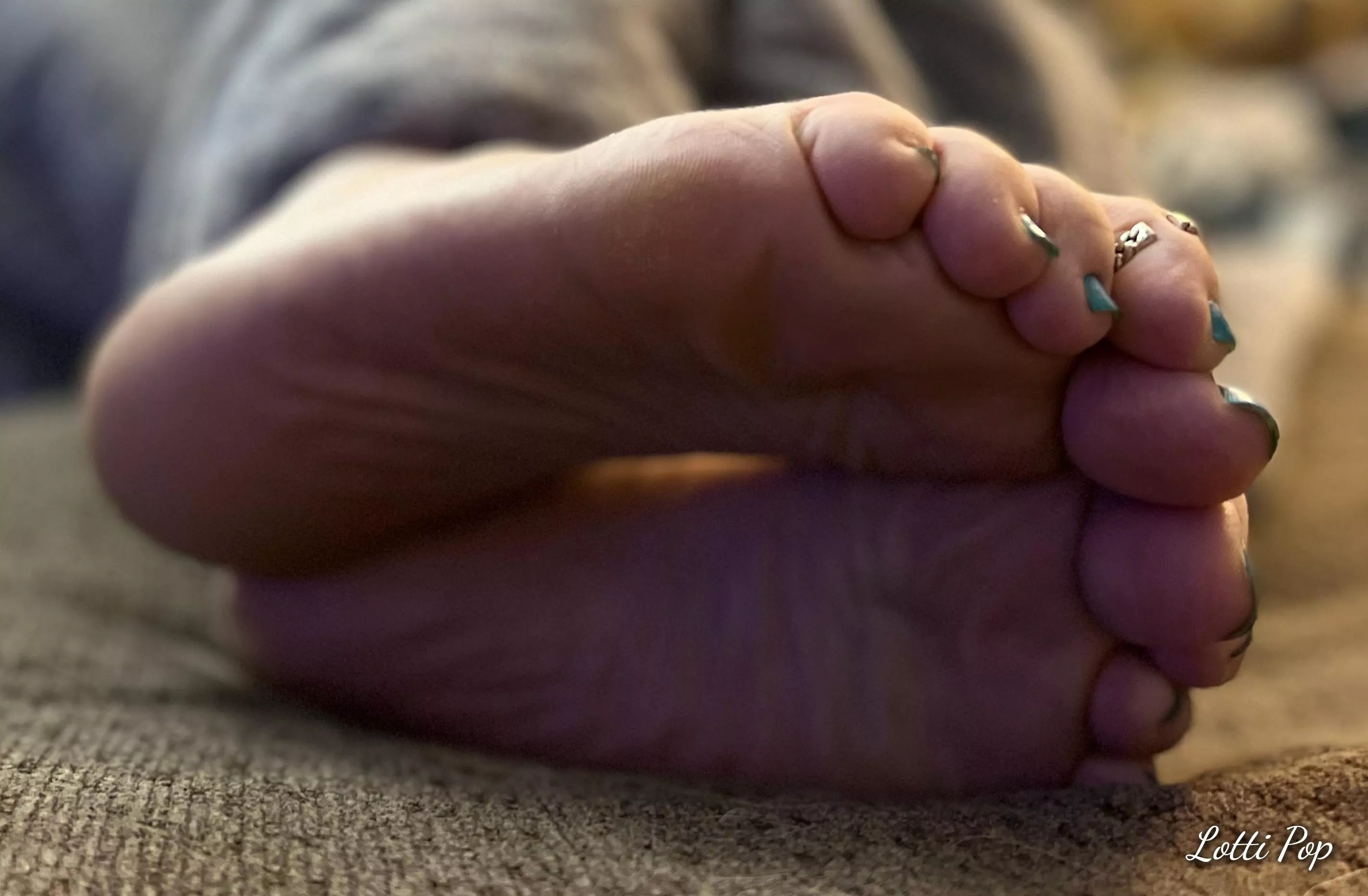 Sunday scrunches.... what would you like to do to these soles?! 😘😍😈 posted by Lotti-POP