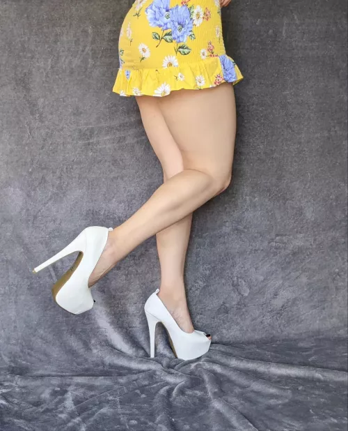 Sundress and heels 💛 by HaileeHeelz