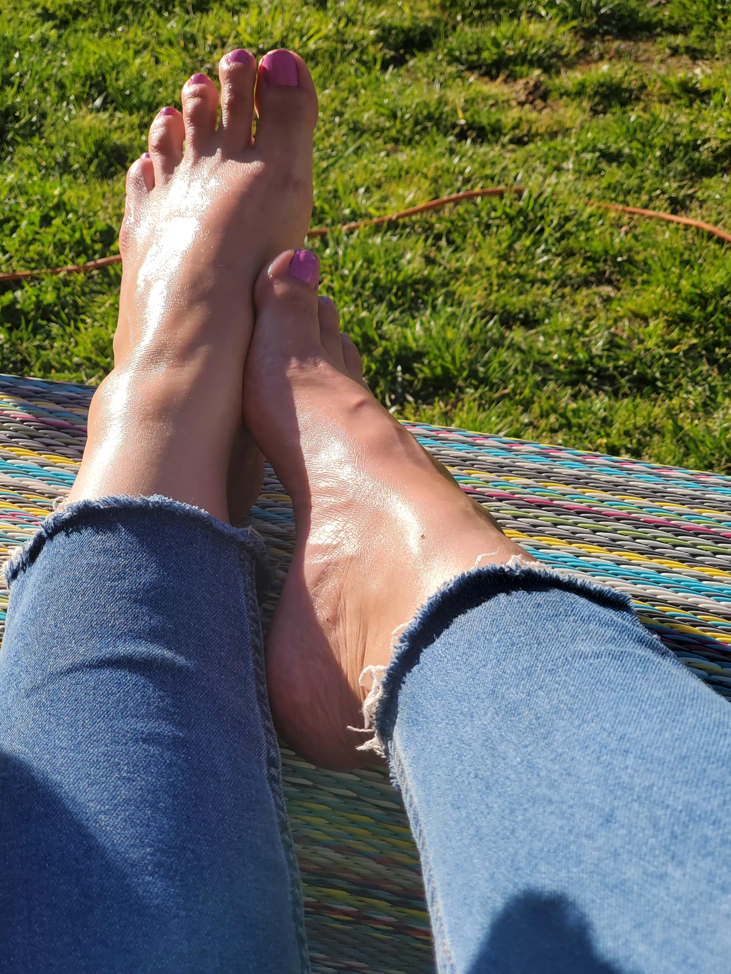 sunning my long toes! 🌞 posted by jessicaleighfeet