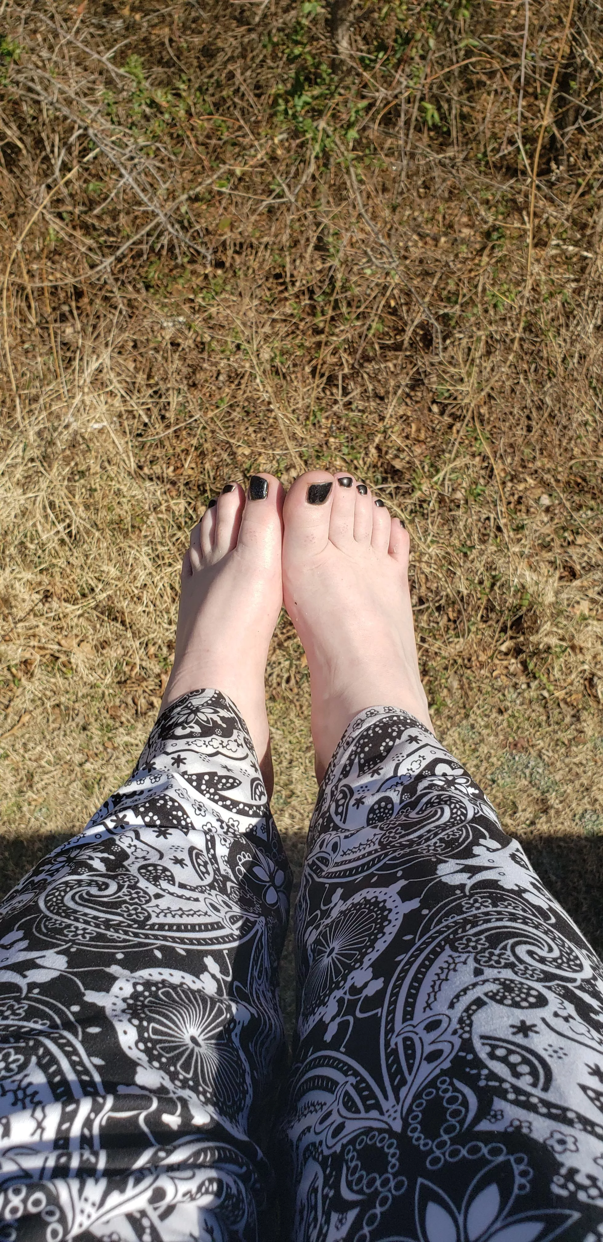 Sunny toes 😎 😍 🦶🦶 posted by onyx___97