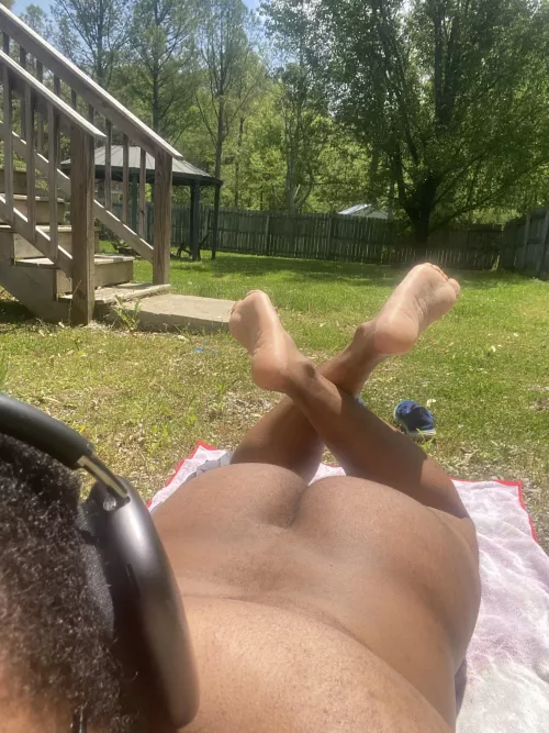 Sun’s out, buns out. by exhibitionista666