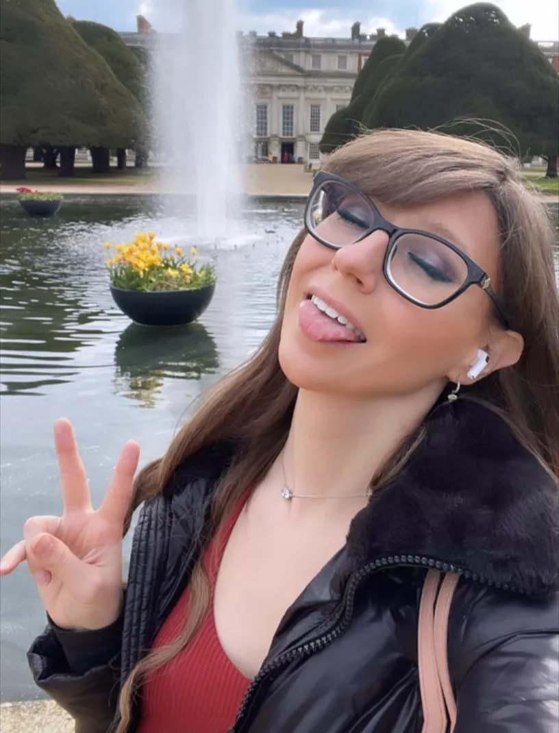 Suns out, tongues out ☀️👅 posted by KendraEats