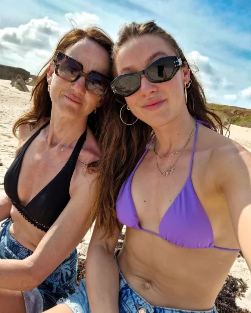 Suzanne Schulting (R) - Dutch Speed Skater by Master_Rignolo