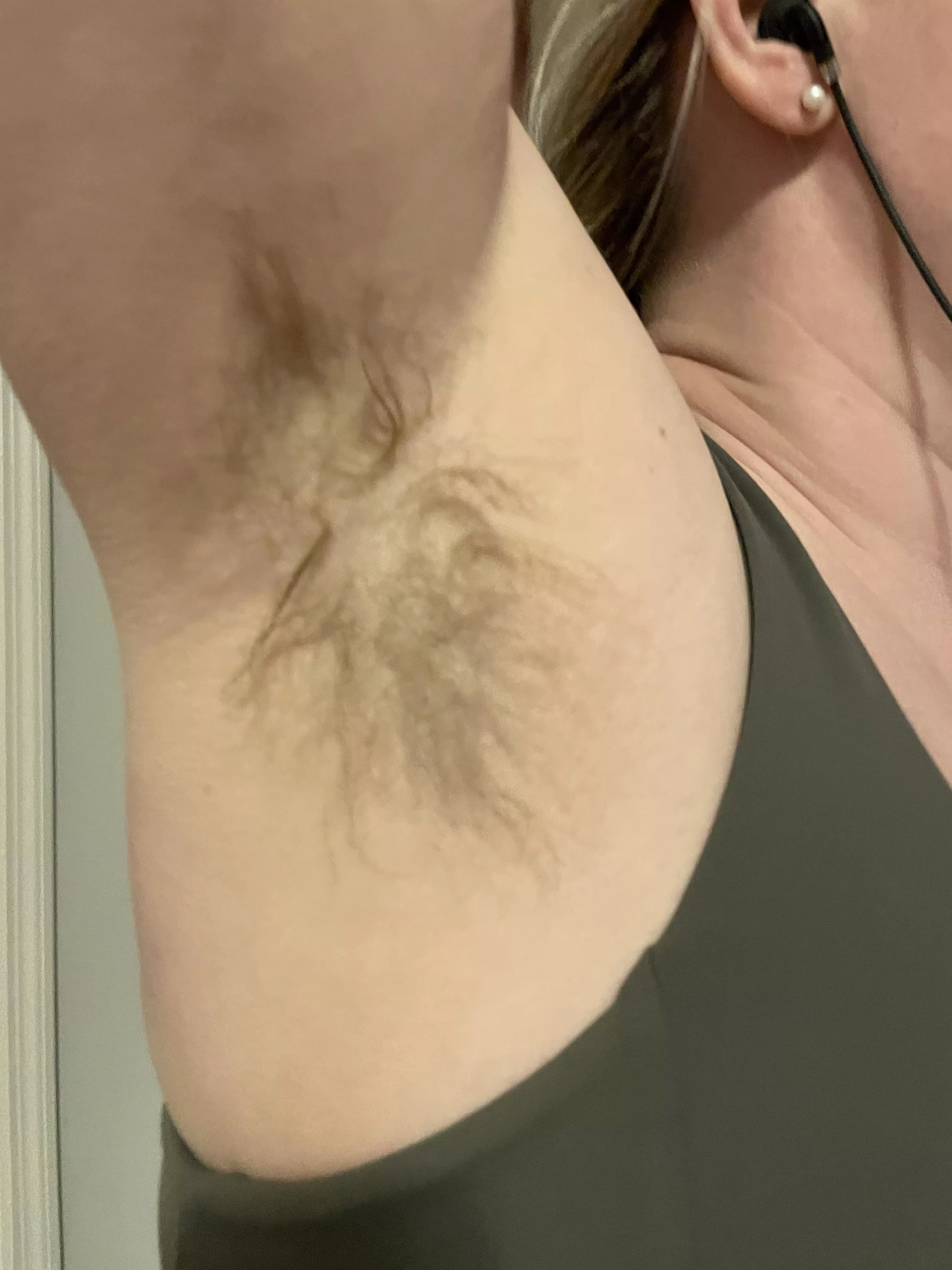 Sweaty workout pits 💦. They smell heavenly 👃🤩 posted by randyrabbit1983