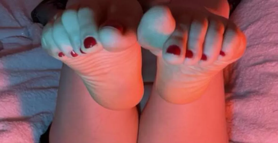 Take a sniff🦶 by vanessavxo