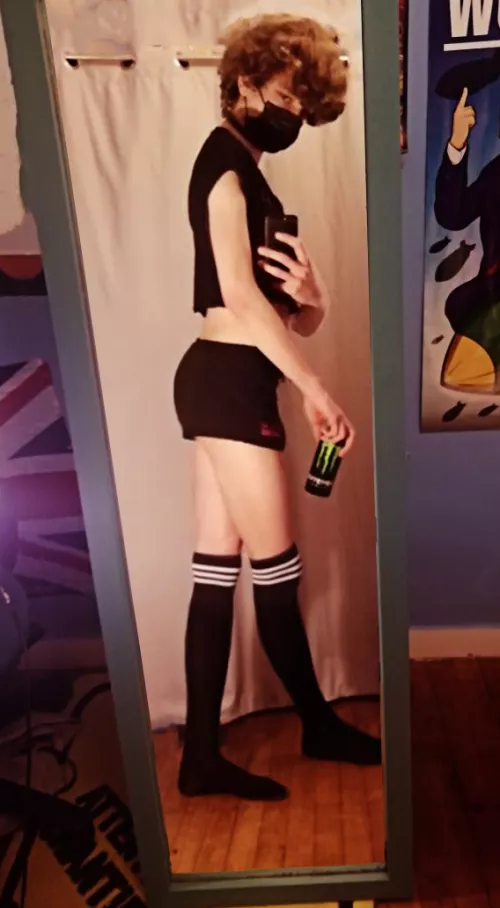 tallll boy 😳 (not my favorite photo but I like it, maybe delete it if it flop) by Accomplished_Poem_97