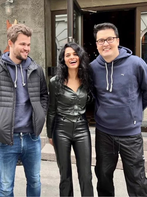 Tania Sachdev with some Grandmasters by tomsmiththrowaway10