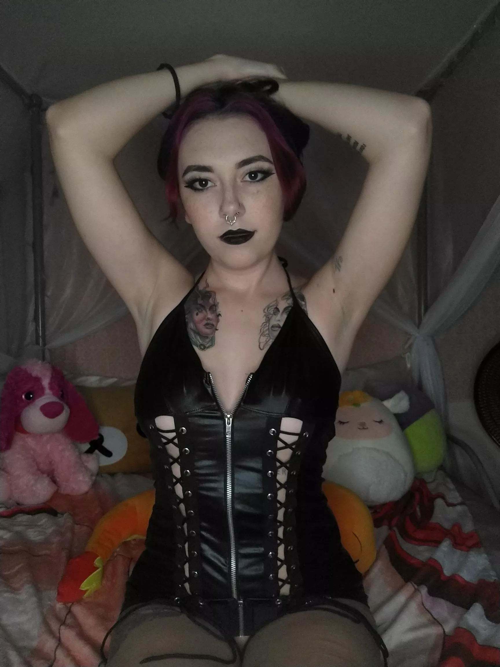 TATTED BABE IN A LEATHER DRESS 🖤 posted by Imaginary-Throat-315