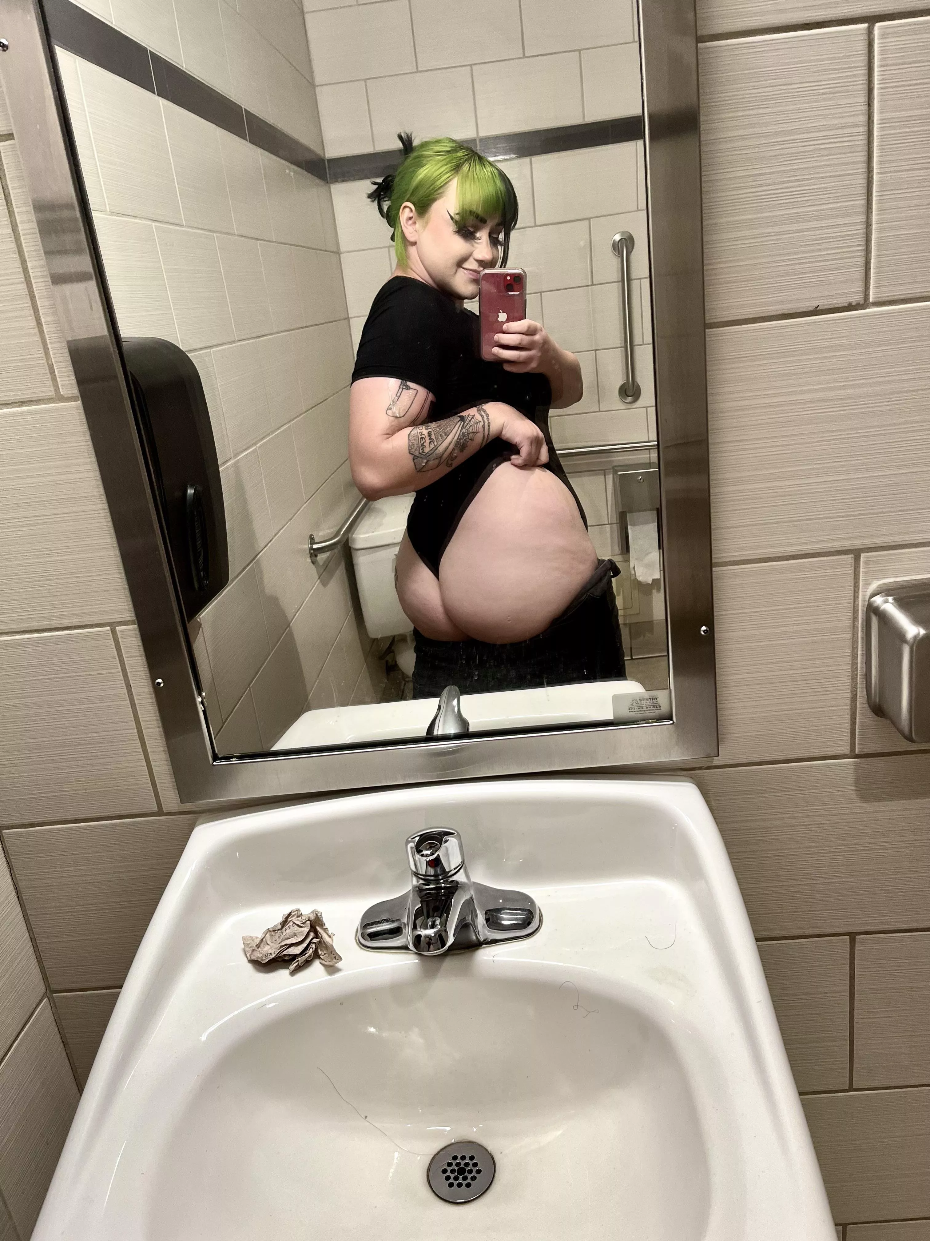 Tatted thick slut checking in posted by missmeduza