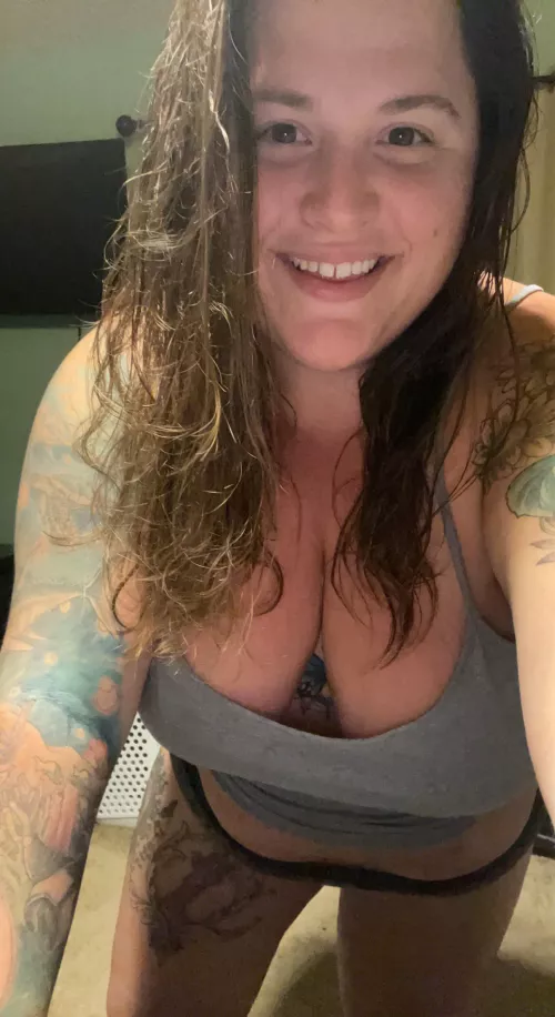 tattooed all natural stoner with big boobs and a seductive smile by handful_heather420