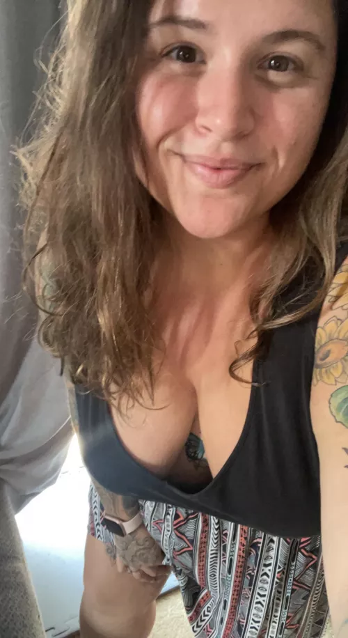 tattooed all natural stoner with big boobs and a seductive smile by handful_heather420