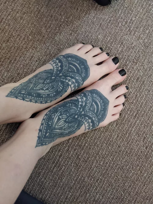 Tattooed feet?? by vi0let_night