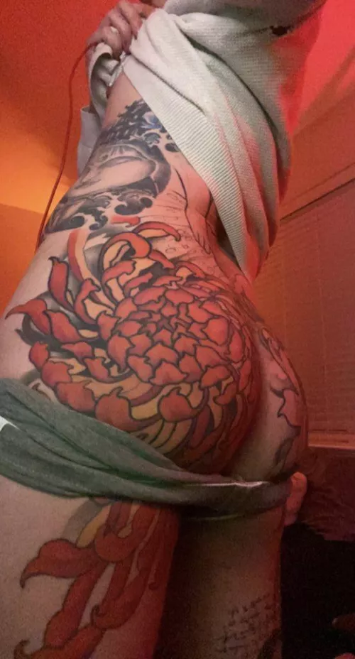 Tattooed peach 🍑 by Earth_Dad