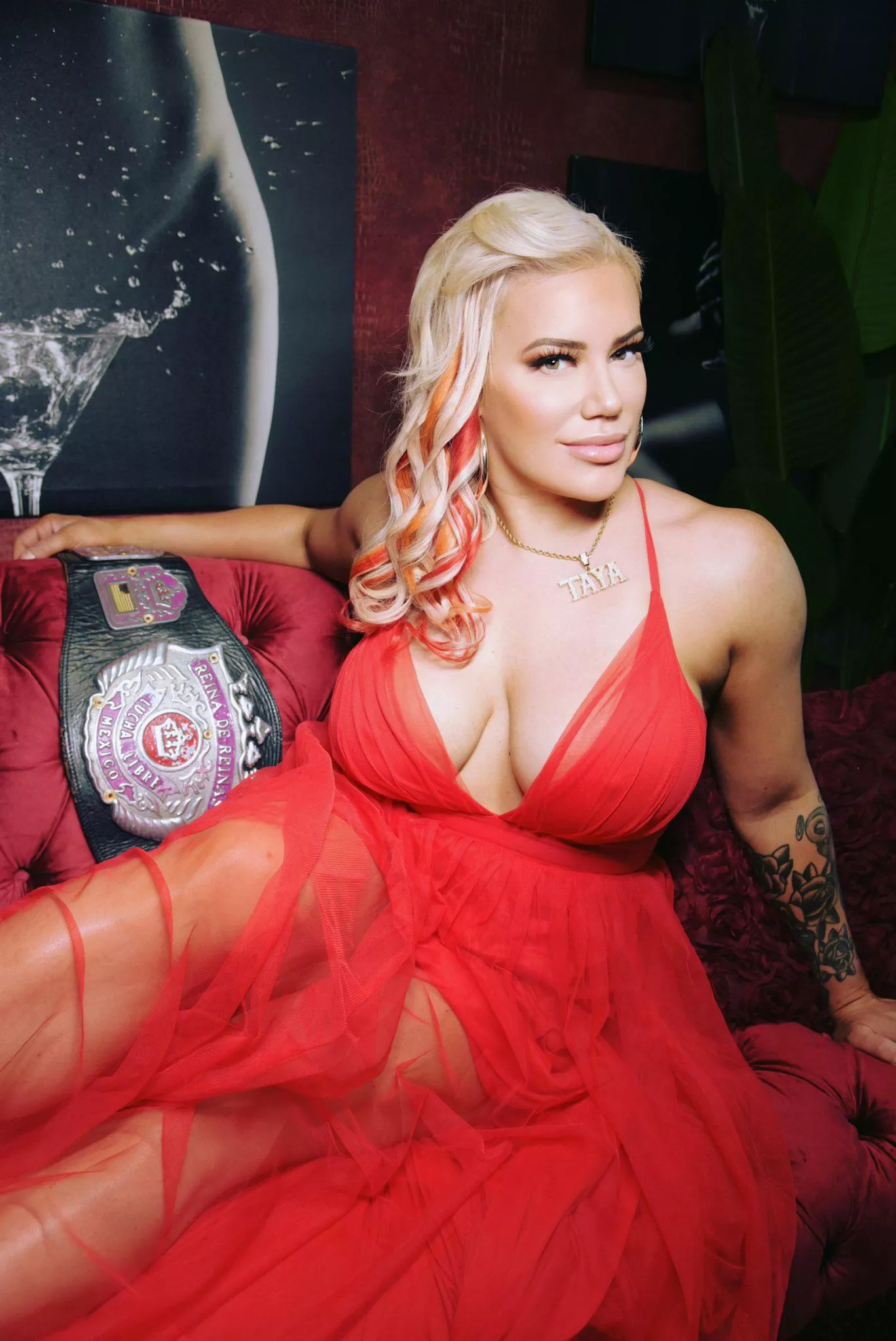 Taya and her big necklace posted by AlexUtah___