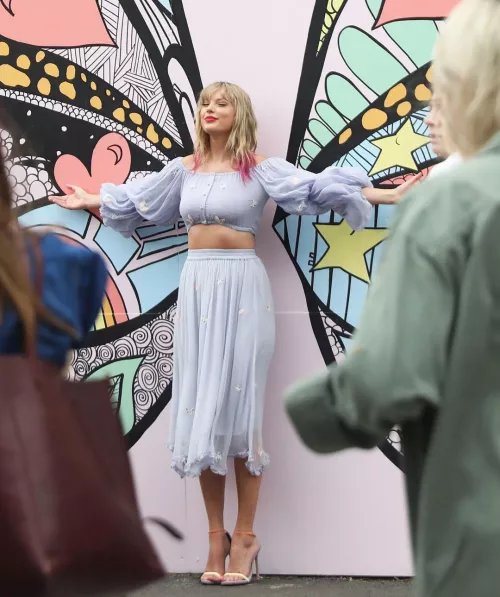 Taylor Swift by lightestspiral