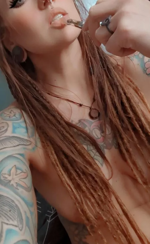 Tell me, what are you smokin' on today? [F] 💨💨💨 by TheQueerDreadie