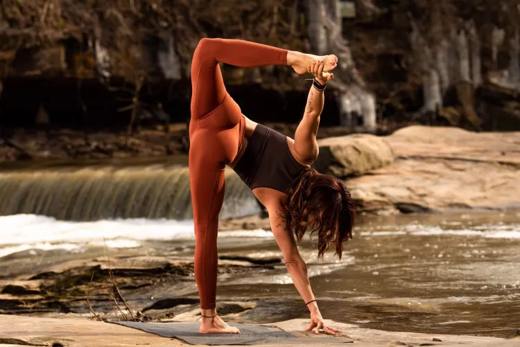 The best ass in yoga pants 🤤 let’s chat! by Lynnseymarie