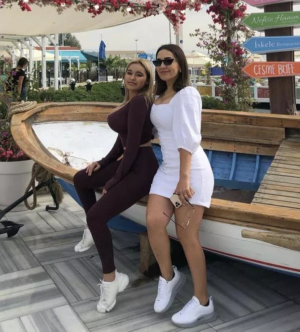 The blonde girl is so much bigger! posted by yassjobbs